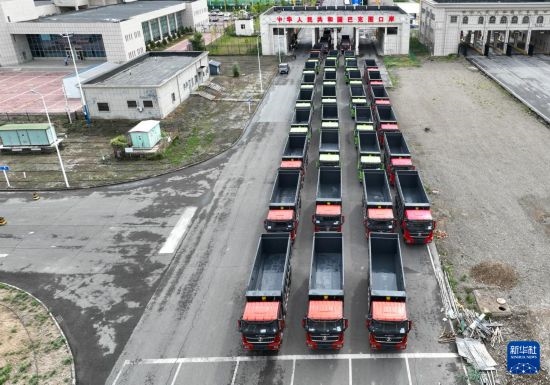 7月2日，車輛在巴克圖口岸辦理通關(guān)手續(xù)（無人機(jī)照片）。新華社發(fā)（馬丁 攝）