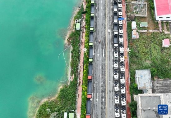 7月2日，車輛在巴克圖口岸有序出境（無人機(jī)照片）。新華社發(fā)（馬丁 攝）