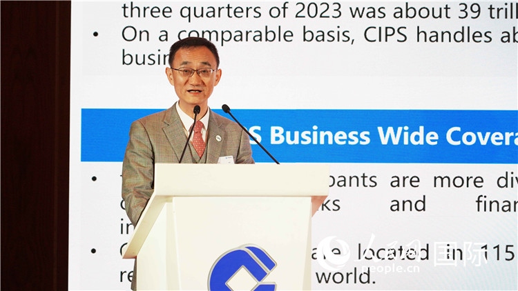 跨境銀行間支付清算有限責任公司總裁許再越發(fā)言。 人民網(wǎng) 張茜 攝