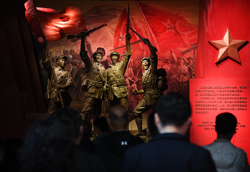 圖為2024年5月9日，游客在延安革命紀(jì)念館參觀。 新華社記者 張博文 攝
