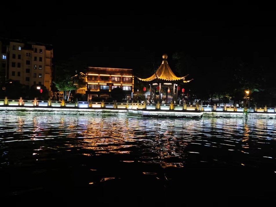 里運(yùn)河文化長(zhǎng)廊夜景。人民網(wǎng)記者 黃鈺攝