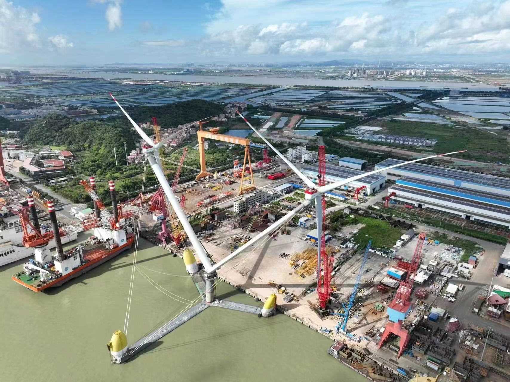 全球單體容量最大漂浮式風(fēng)電平臺(tái)吊裝完成。受訪方供圖