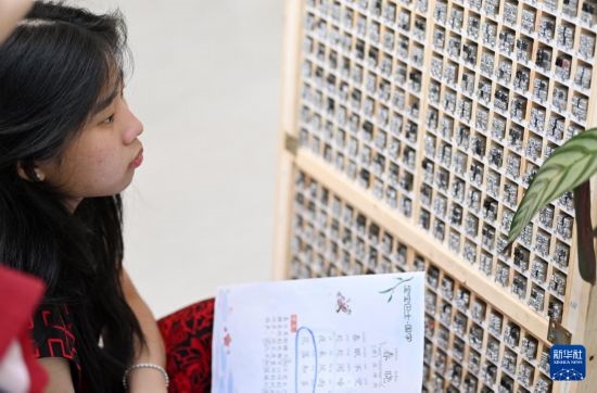 7月3日，外國學(xué)生在了解中國的活字印刷。新華社記者 李然 攝