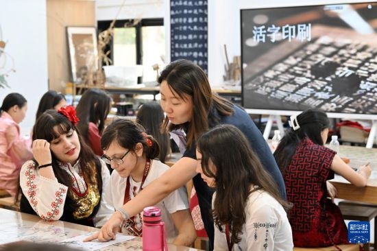 7月3日，外國學(xué)生在了解中國文化。新華社記者 李然 攝