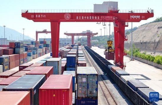 6月30日，在中哈連云港物流合作基地，大型機(jī)械在吊裝集裝箱（無人機(jī)照片）。新華社發(fā)（王健民 攝）