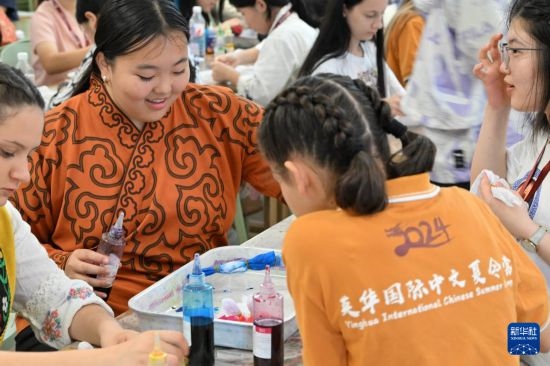 7月3日，外國學(xué)生在了解中國的染布技術(shù)。新華社記者 李然 攝