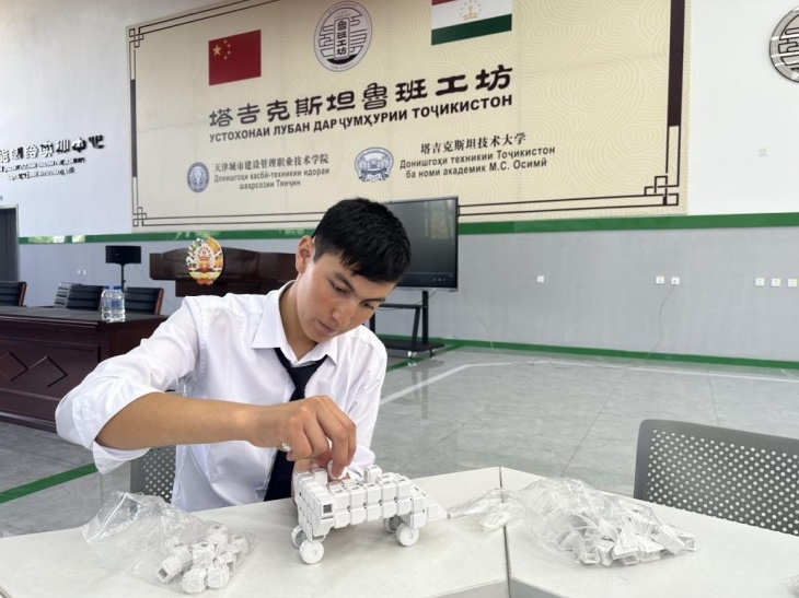 在塔吉克斯坦魯班工坊內(nèi)，學(xué)員正在操作能力源創(chuàng)新套件。本報(bào)記者 屈佩 攝