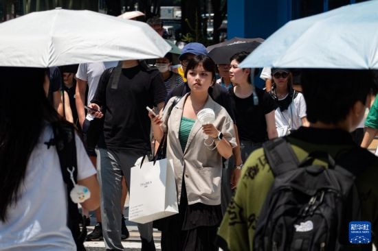 7月4日，人們在日本東京原宿的街道上行走。新華社記者 張笑宇 攝