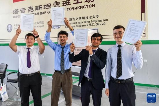 7月3日，在塔吉克斯坦首都杜尚別，魯班工坊赴華留學生展示錄取通知書。新華社記者 曹陽 攝
