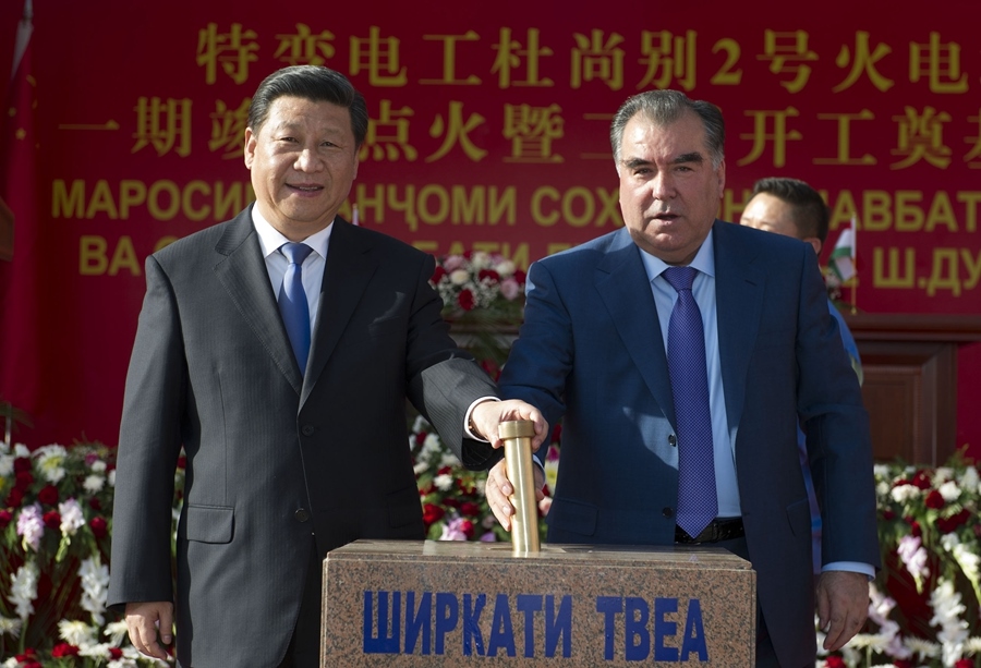 2014年9月13日，國(guó)家主席習(xí)近平和塔吉克斯坦總統(tǒng)拉赫蒙在杜尚別共同出席中塔兩國(guó)重大合作項(xiàng)目——杜尚別2號(hào)熱電廠一期工程竣工儀式、二期工程開(kāi)工儀式。這是習(xí)近平和拉赫蒙一同將裝有兩國(guó)元首簽名二期工程奠基紀(jì)念頁(yè)的金色金屬管放入水泥墩中。新華社記者 黃敬文 攝