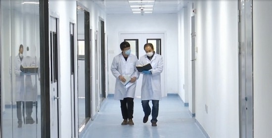 中國(guó)科學(xué)院贛江創(chuàng)新研究院科研人員在交流。（贛州市贛縣區(qū)融媒體中心供圖）
