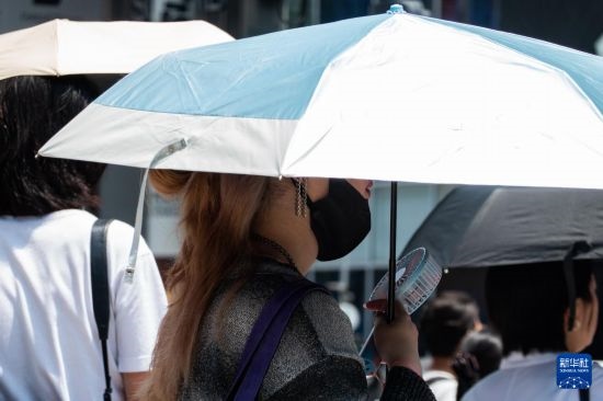 7月4日，人們在日本東京原宿的街道上等待紅綠燈。新華社記者 張笑宇 攝