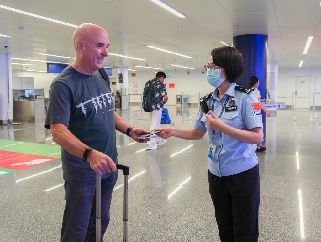  7月2日，南寧邊檢站移民管理警察引導(dǎo)外籍旅客有序通關(guān)。（南寧邊檢站供圖）