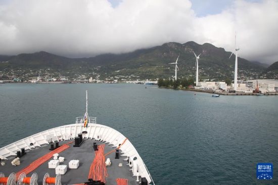 7月5日，中國(guó)海軍“和平方舟”號(hào)醫(yī)院船抵達(dá)塞舌爾維多利亞新港碼頭。新華社發(fā)（劉志磊 攝）