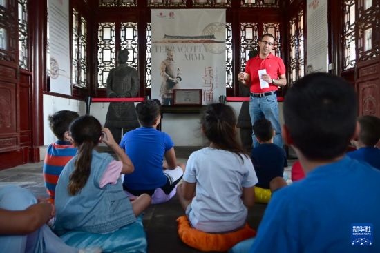7月4日，在馬耳他桑塔露琪亞市的中國古典園林“靜園”，人們聆聽關于兵馬俑的講解。新華社發(fā)（喬納森·博格 攝）