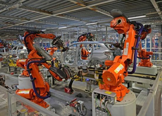 在華晨寶馬沈陽鐵西工廠車身車間，機器臂在焊接車身（2022年2月16日攝）。新華社記者 楊青 攝