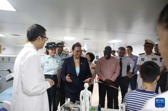 7月5日，塞舌爾衛(wèi)生部長(zhǎng)維多在中國(guó)海軍“和平方舟”號(hào)醫(yī)院船上參觀中醫(yī)診室。新華社發(fā)（劉志磊 攝）