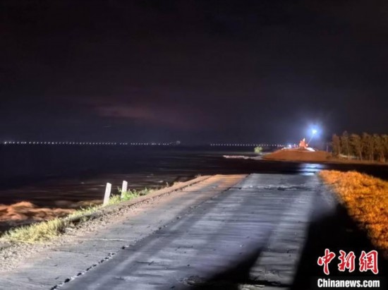  7月6日凌晨，湖南岳陽(yáng)華容縣團(tuán)洲垸洞庭湖一線堤防決口現(xiàn)場(chǎng)。中新社記者 白祖偕 攝
