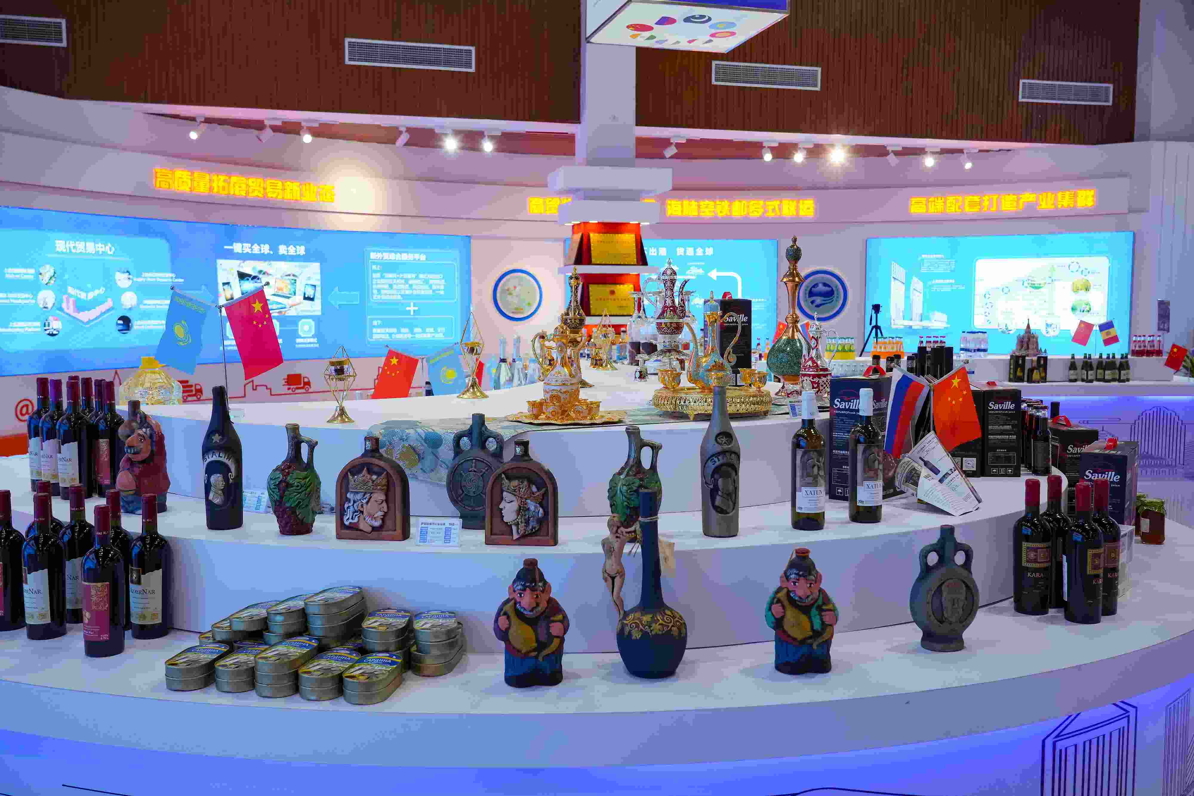 2022年10月19日，青島，上合示范區(qū)展出的上合組織國家特色商品。