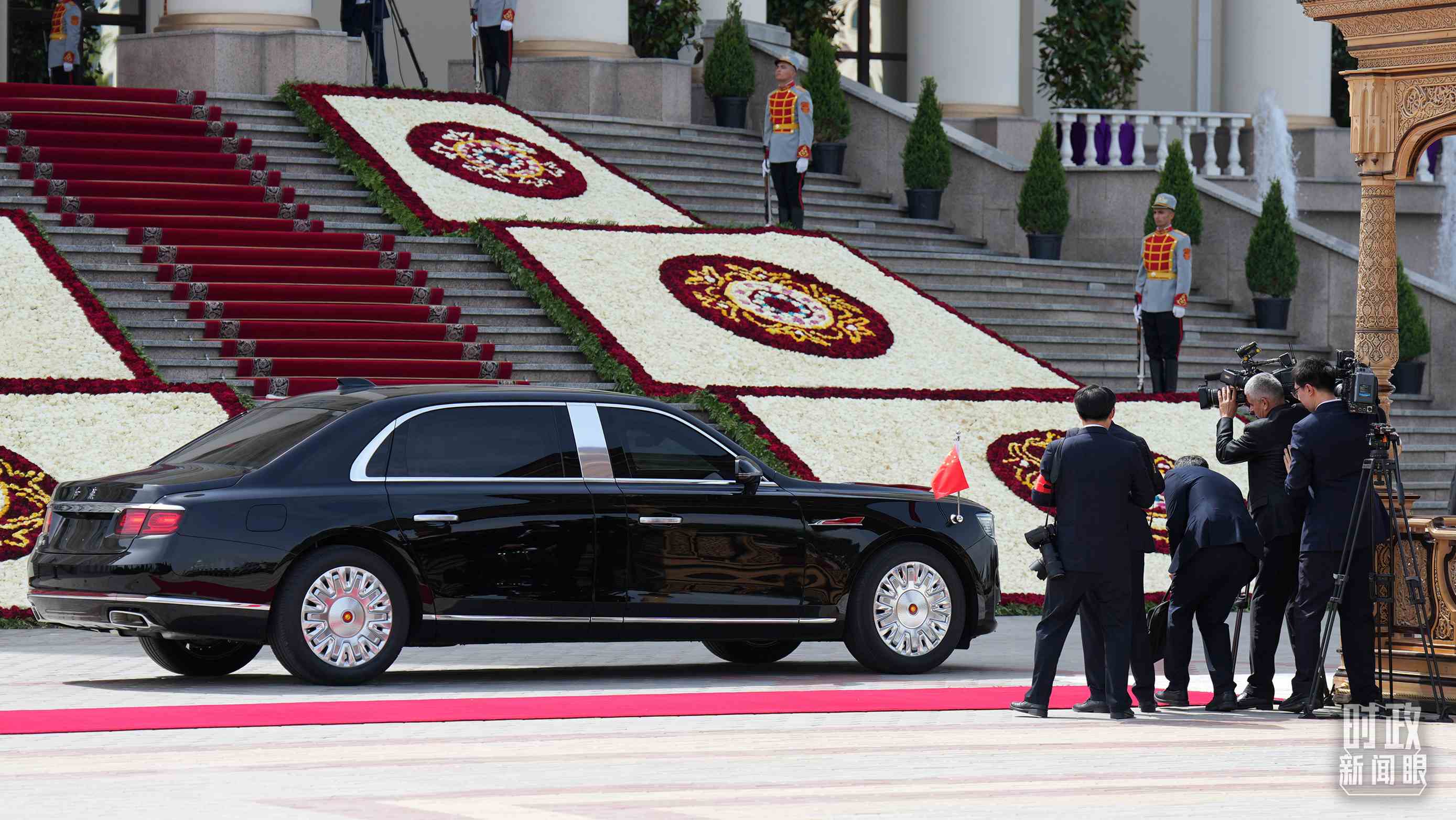 △習(xí)主席乘坐的紅旗車抵達(dá)塔總統(tǒng)府。（總臺記者李晉拍攝）