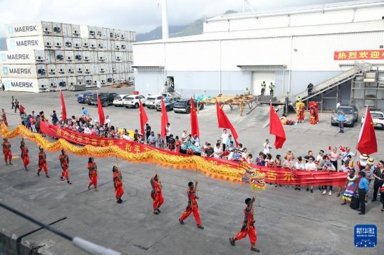 這是7月5日在塞舌爾維多利亞新港碼頭拍攝的歡迎儀式。新華社發(fā)（劉志磊 攝）