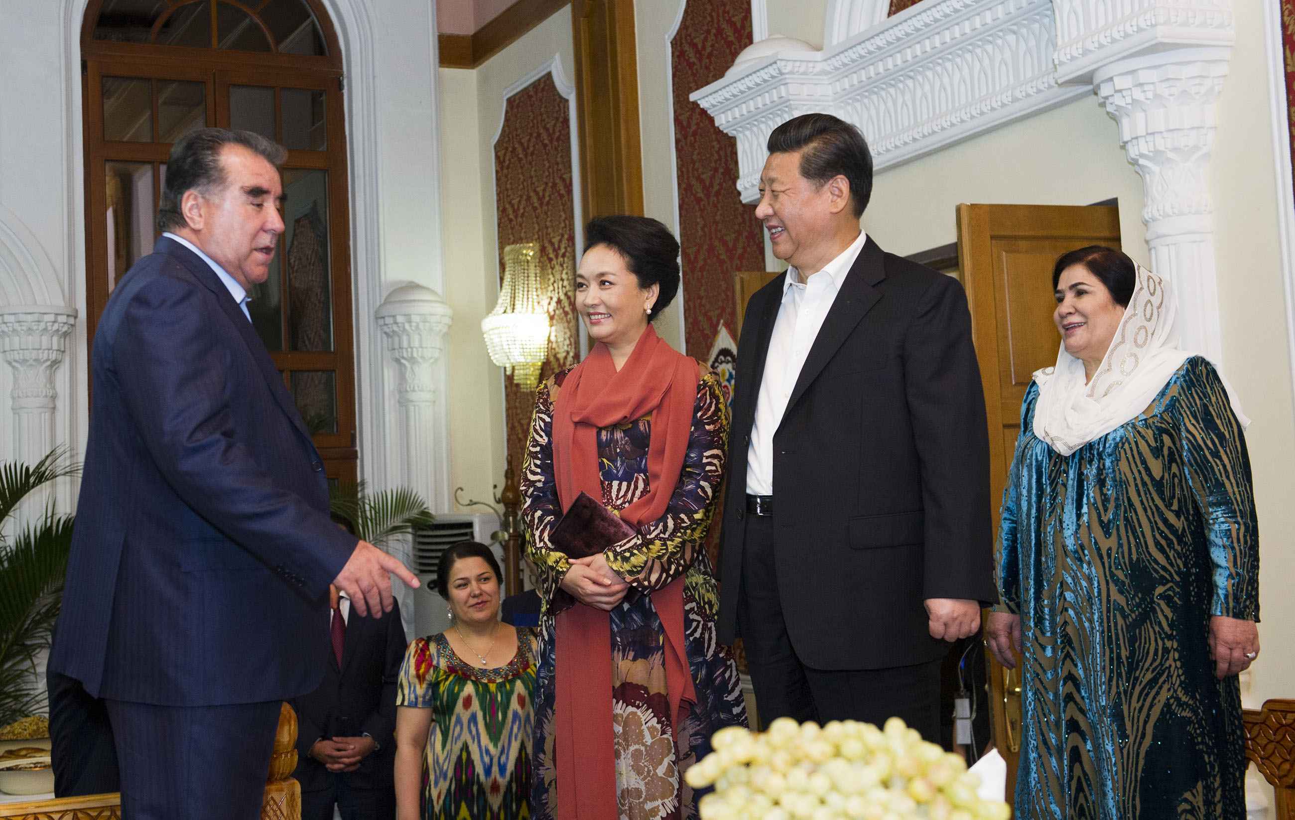 2014年9月12日，習(xí)近平主席在杜尚別出席塔吉克斯坦總統(tǒng)拉赫蒙舉行的家宴。這是習(xí)近平主席和夫人彭麗媛在拉赫蒙夫婦陪同下參觀總統(tǒng)官邸。