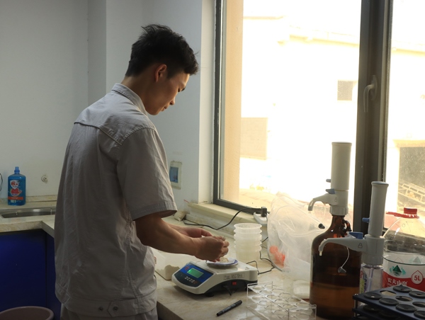 武漢直屬庫租倉點質(zhì)檢員正在對小麥進行質(zhì)量檢測。受訪者供圖