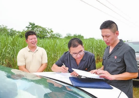圖③：清塘后，執(zhí)行干警與某農(nóng)場負責人確認魚塘交付情況。