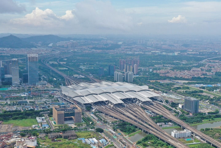 這是2024年6月23日拍攝的廣州南站（無(wú)人機(jī)照片）。新華社記者 劉大偉 攝