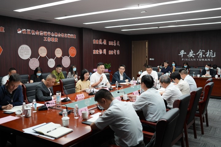 由浙江省信訪局和相關(guān)部門負責人組成的下訪團在杭州市余杭區(qū)社會治理中心接待來訪群眾。新華社記者 翁忻旸 攝