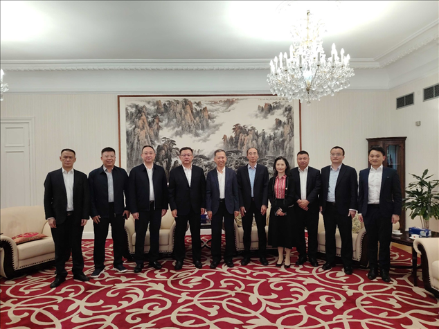 中國(guó)駐瑞典大使崔愛(ài)民（左五）會(huì)見中國(guó)中鐵股份有限公司總裁陳文健一行并合影。中國(guó)駐瑞典大使館供圖