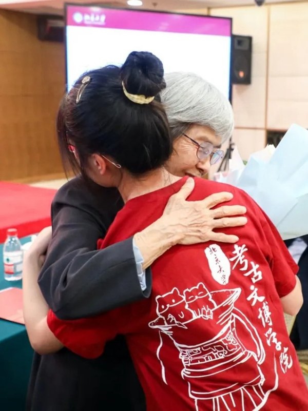2023年，在校友向母校捐贈(zèng)儀式上，鐘芳蓉與樊錦詩擁抱。校方供圖