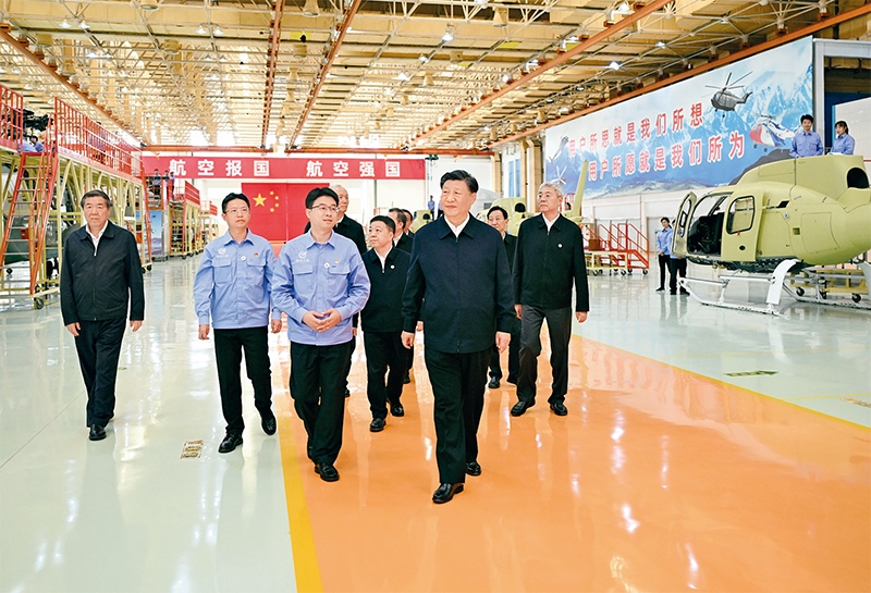 2023年10月10日至13日，中共中央總書記、國(guó)家主席、中央軍委主席習(xí)近平在江西考察。這是11日上午，習(xí)近平在景德鎮(zhèn)市昌河飛機(jī)工業(yè)（集團(tuán)）有限公司考察。 新華社記者 燕雁/攝