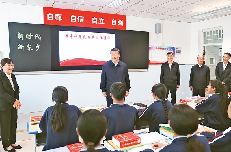 2024年6月18日至19日，中共中央總書記、國(guó)家主席、中央軍委主席習(xí)近平在青?？疾?。這是18日下午，習(xí)近平在果洛西寧民族中學(xué)高一（1）班觀摩“新時(shí)代、新家鄉(xiāng)”主題思政課。 新華社記者 鞠鵬/攝