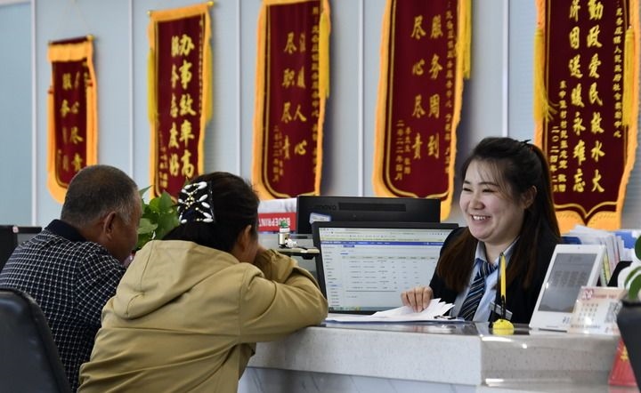 2024年3月25日，北京市大興區(qū)龐各莊鎮(zhèn)政務(wù)服務(wù)中心的工作人員耐心為群眾解答問題。大興區(qū)龐各莊鎮(zhèn)政務(wù)服務(wù)中心用“最多跑一次”的工作理念為企業(yè)和群眾提供了便利化、精準(zhǔn)化、個(gè)性化的衍生服務(wù)。新華社記者 李欣 攝