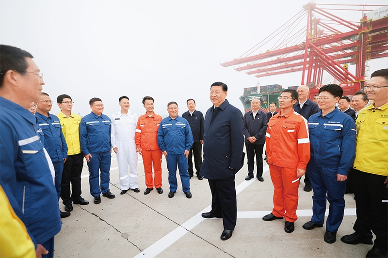 2024年5月22日至24日，中共中央總書記、國(guó)家主席、中央軍委主席習(xí)近平在山東考察。這是22日下午，習(xí)近平在日照港親切慰問港口科技工作者、運(yùn)營(yíng)人員、航運(yùn)人員。 新華社記者 鞠鵬/攝