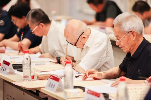 陜西師范大學(xué)毛筆手寫錄取通知書現(xiàn)場(chǎng)。校方供圖