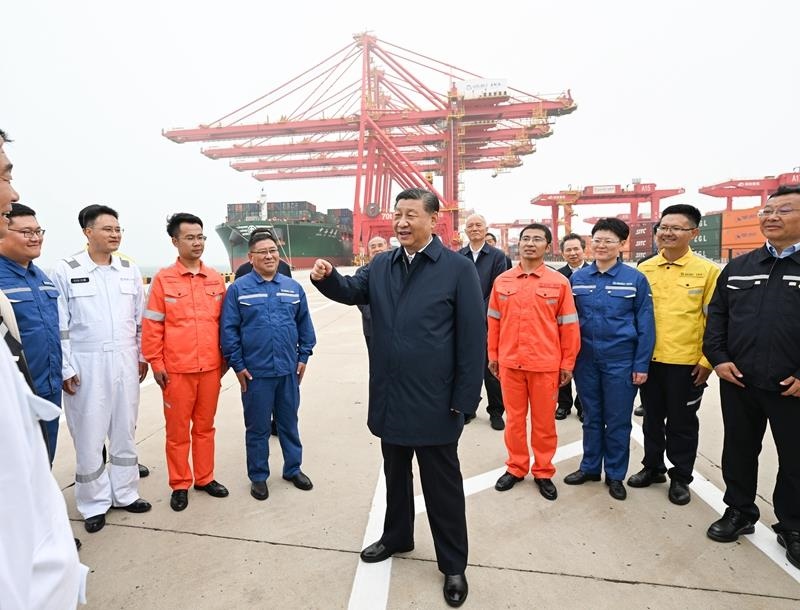 △2024年5月22日，習近平總書記在山東日照港親切慰問港口科技工作者、運營人員、航運人員。