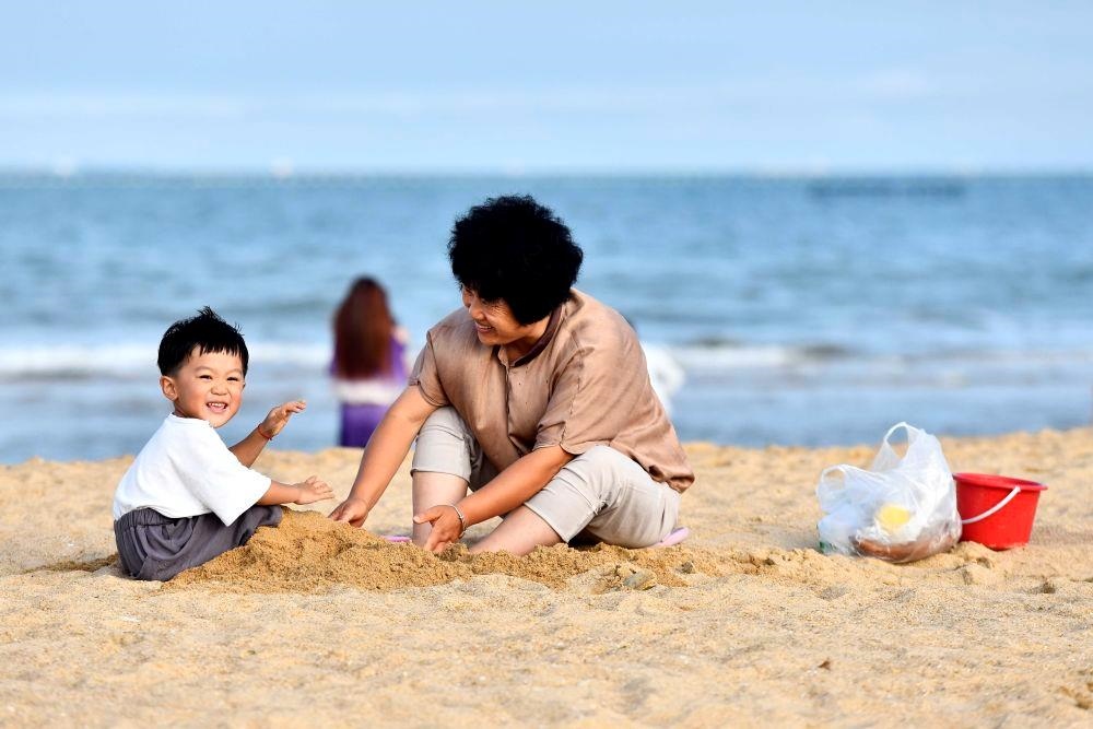 △山東日照陽光海岸綠道沙灘一角。近年來，日照還海于民、還景于民，在保留松林、沙灘、礁石和濕地資源的基礎上，修復整治生態(tài)岸線，打造出一條長約28公里的陽光海岸綠道，吸引眾多市民游客度假休閑。
