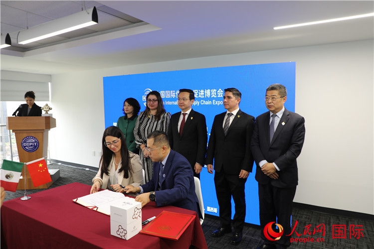 與會(huì)嘉賓簽署關(guān)于共同促進(jìn)墨西哥企業(yè)參加第二屆鏈博會(huì)合作備忘錄。人民網(wǎng) 埃內(nèi)斯托·多明戈斯攝