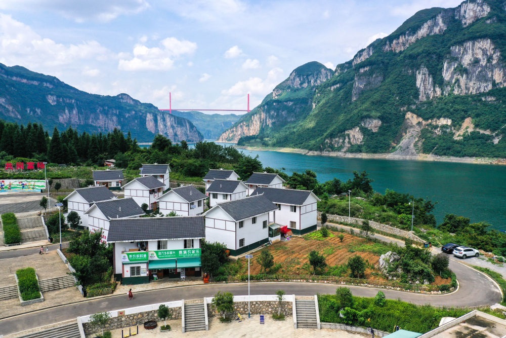 這是貴州省黔西市新仁苗族鄉(xiāng)化屋村麻窩寨易地搬遷集中安置點(diǎn)（2021年7月24日攝，無人機(jī)照片）。新華社記者 楊文斌 攝