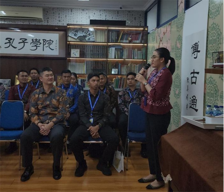 警察學員用漢語進行自我介紹 。活動主辦方供圖