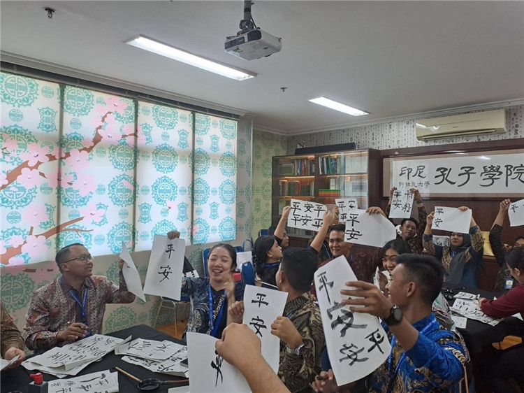 警察學員們展示書法學習成果?；顒又鬓k方供圖