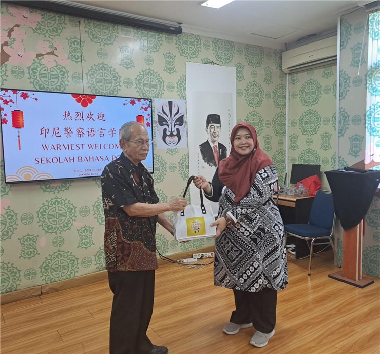 拉哈尤·蘇珊蒂與穆尼交換禮品?；顒又鬓k方供圖