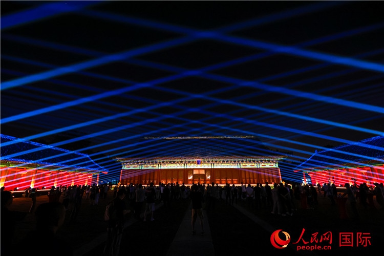 “光影北京——2024世界燈光師大會”開幕式當晚的燈光秀表演。人民網(wǎng)記者 趙益普攝