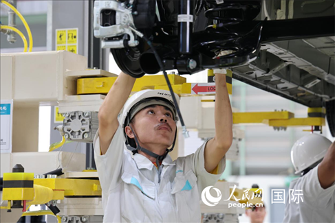 工人在廣汽埃安泰國智能生態(tài)工廠檢查汽車底座。 人民網(wǎng)記者 張矜若 攝