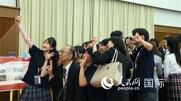 歡迎會現(xiàn)場，中日小大使歡樂互動。人民網(wǎng) 許可攝