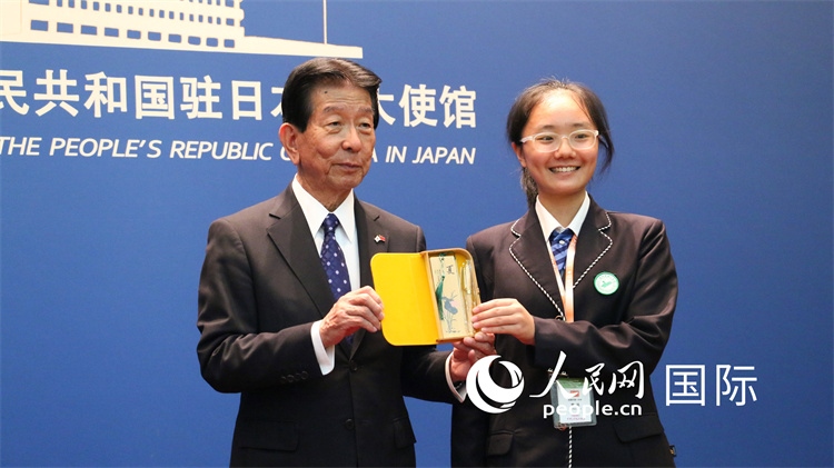 中國小大使向日本永旺1%俱樂部理事長森美樹贈送當(dāng)?shù)靥厣Y品。人民網(wǎng) 許可攝