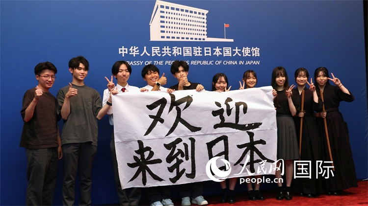 日本小大使現(xiàn)場書寫“歡迎來到日本”。人民網(wǎng) 許可攝