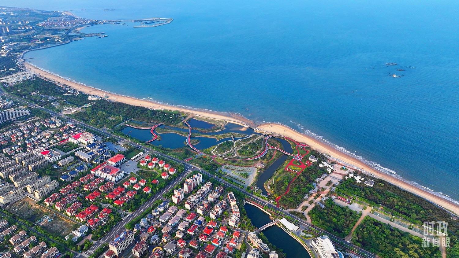 △日照市陽(yáng)光海岸綠道。近年來，日照市對(duì)沿海裸露場(chǎng)地及岸線破損處進(jìn)行生態(tài)修復(fù)，建成約28公里的陽(yáng)光海岸綠道，為市民和游客提供了運(yùn)動(dòng)休閑好去處。（總臺(tái)央視記者范凱拍攝）